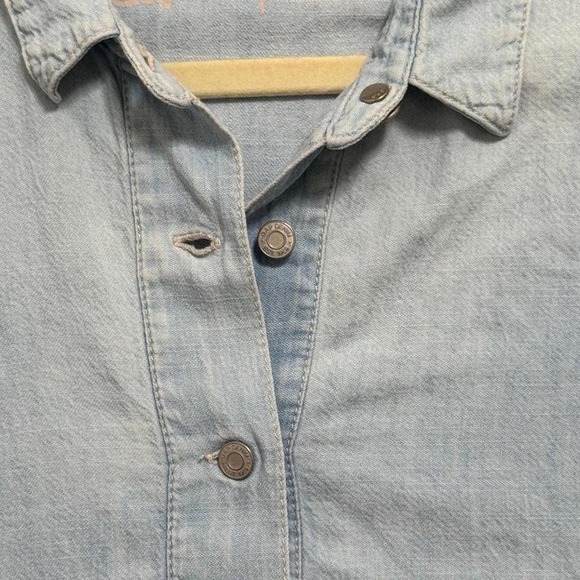 GAP Chambray Short Sleeve Collared Shirt Women's Large Light Wash Denim - Picture 4 of 6